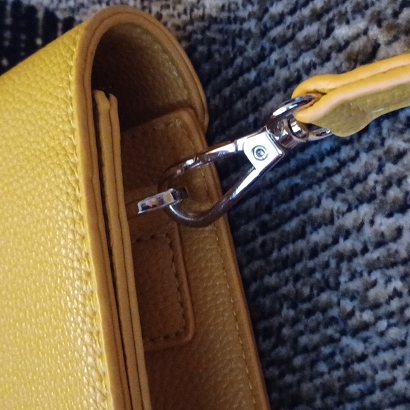 4/$60 Yellow Le Chateau Purse - Small - Picture 8 of 10
